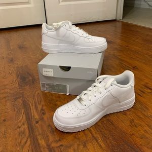 White/white Air Force 1 lows